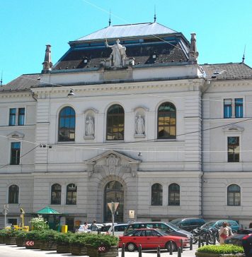 71-летнего австрийского экс-полковника, работавшего на ГРУ в течение 25 лет, приговорили к трем годам и отпустили