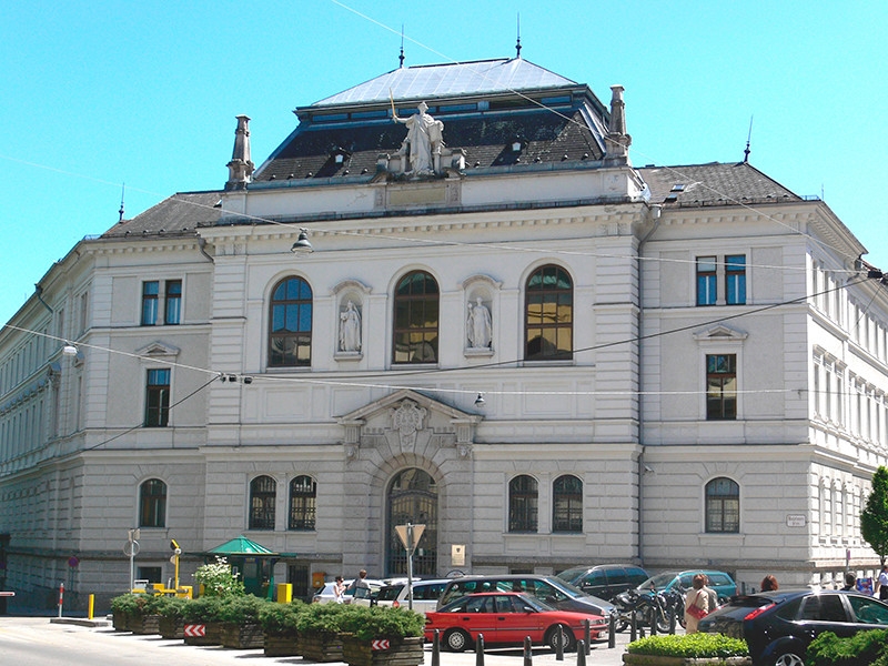 71-летнего австрийского экс-полковника, работавшего на ГРУ в течение 25 лет, приговорили к трем годам и отпустили