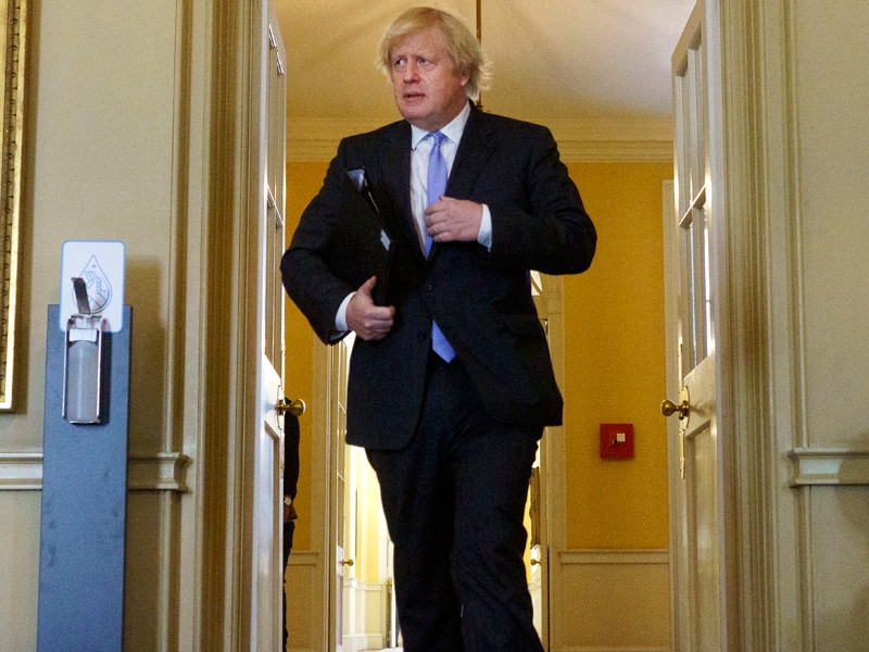 Британским пабам и парикмахерским разрешили открыться с 4 июля