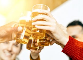 Британским пабам и парикмахерским разрешили открыться с 4 июля