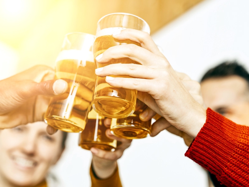 Британским пабам и парикмахерским разрешили открыться с 4 июля