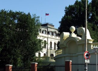 Чехия объявила двух сотрудников посольства РФ персонами нон грата