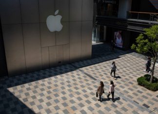 ЕК начала два антимонопольных расследования против Apple