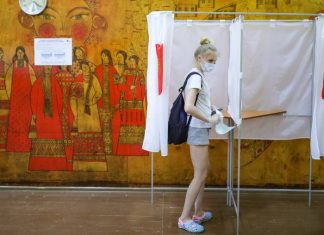 Экзитпол ВЦИОМ: поправки к конституции за четыре дня поддержали 76% респондентов