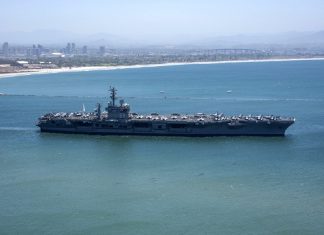 Иран построил у своих берегов макет корабля, напоминающий уменьшенную копию американского авианосца