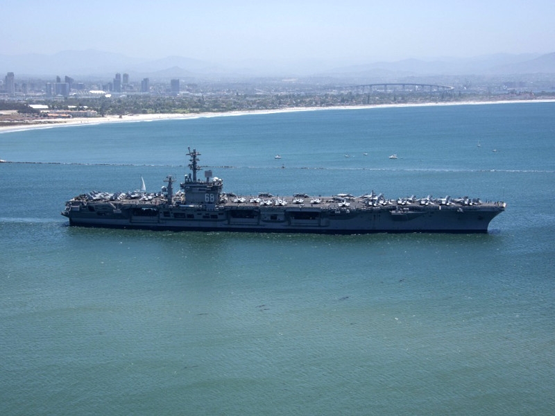 Иран построил  у своих берегов макет корабля, напоминающий уменьшенную копию американского авианосца