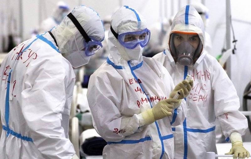 "Известия": почти половина россиян стали больше уважать медиков за время пандемии

