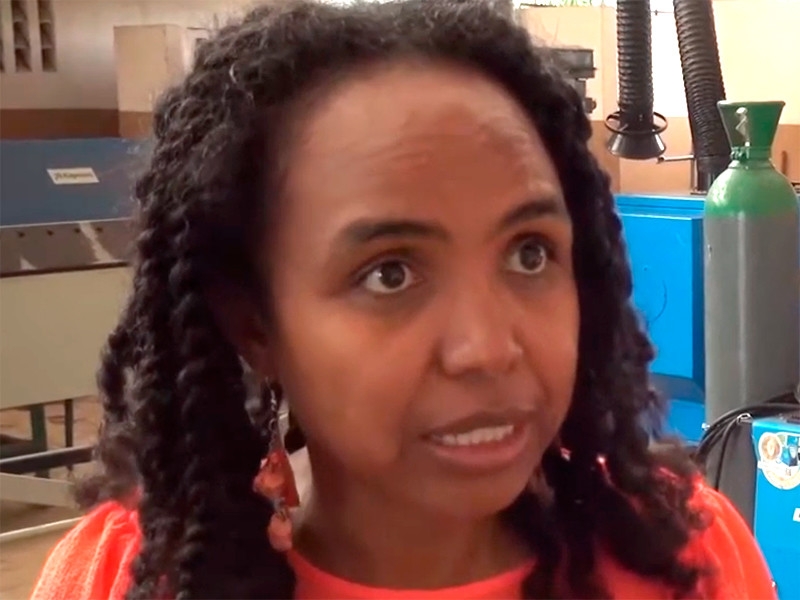 Министра образования Мадагаскара уволили за предложение закупить детям леденцов на палочке  на $2 млн