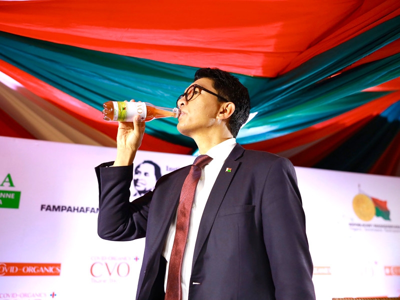 Министра образования Мадагаскара уволили за предложение закупить детям леденцов на палочке  на $2 млн