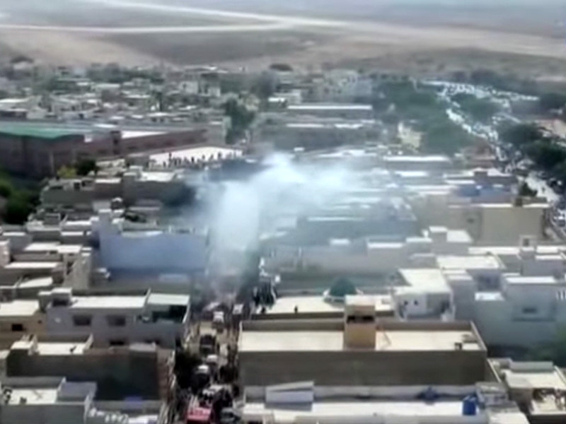 Пилоты рухнувшего на жилые дома в Пакистане пассажирского самолета обсуждали коронавирус, не слушая диспетчера