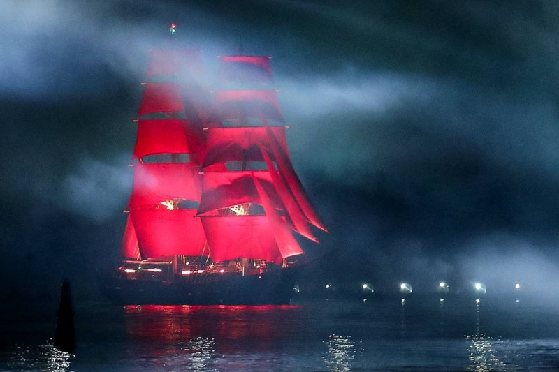 Праздник "Алые паруса" в Петербурге завершил Всероссийский выпускной вечер