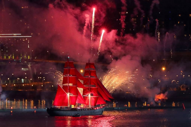 Праздник "Алые паруса" в Петербурге завершил Всероссийский выпускной вечер