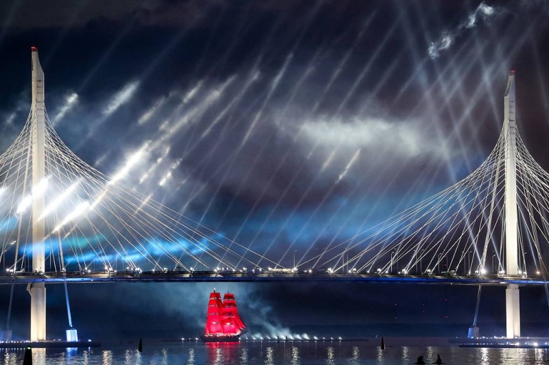 Праздник "Алые паруса" в Петербурге завершил Всероссийский выпускной вечер