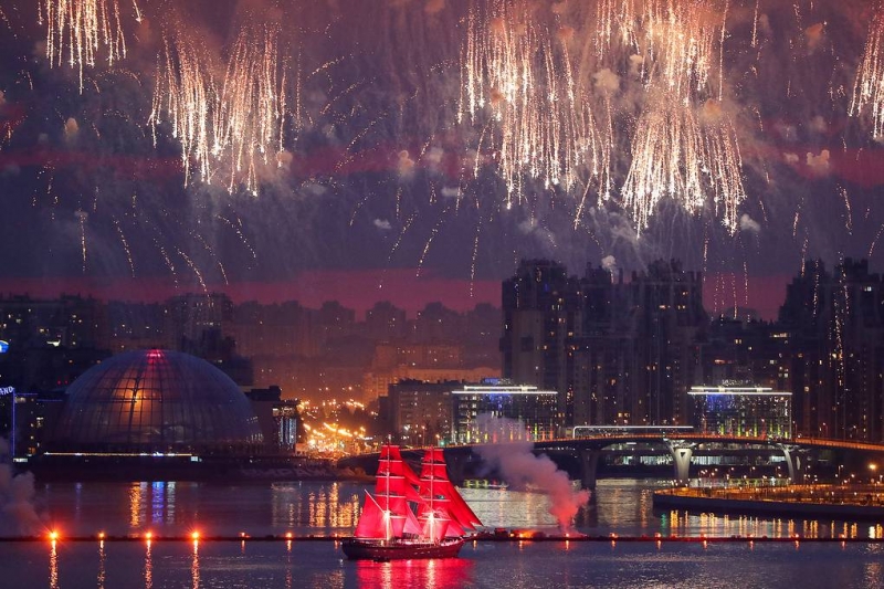Праздник "Алые паруса" в Петербурге завершил Всероссийский выпускной вечер