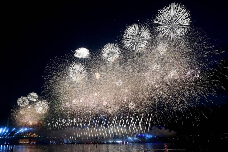 Праздник "Алые паруса" в Петербурге завершил Всероссийский выпускной вечер