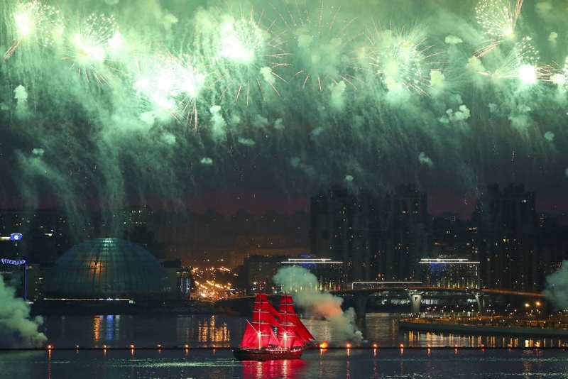 Праздник "Алые паруса" в Петербурге завершил Всероссийский выпускной вечер