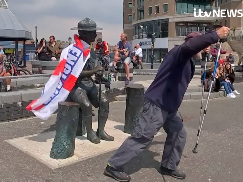 Премьер Великобритании отверг появившиеся во время протестов требования  снести памятники великим британцам