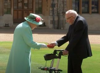 Елизавета II посвятила в рыцари 100-летнего ветерана, собравшего более 32 млн фунтов для врачей