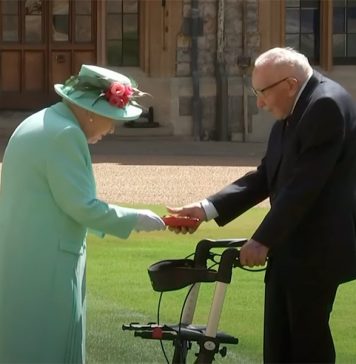 Елизавета II посвятила в рыцари 100-летнего ветерана, собравшего более 32 млн фунтов для врачей