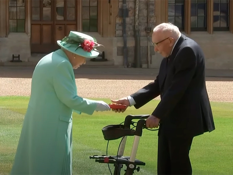 Елизавета II посвятила в рыцари 100-летнего ветерана, собравшего более 32 млн фунтов для врачей