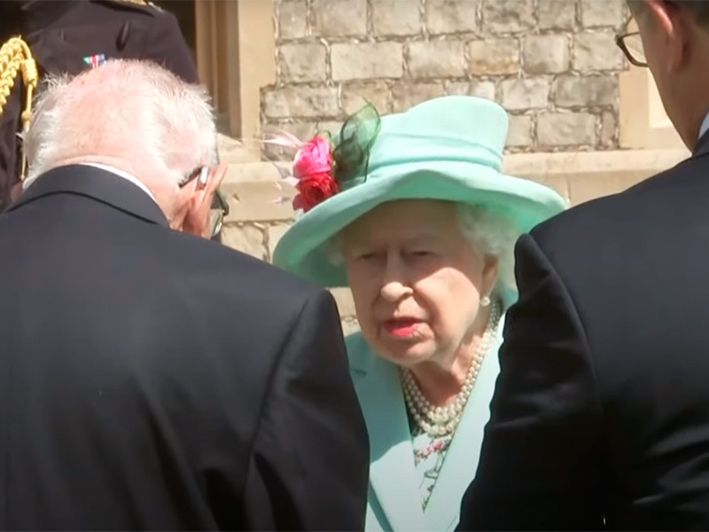 Елизавета II посвятила в рыцари 100-летнего ветерана, собравшего более 32 млн фунтов для врачей