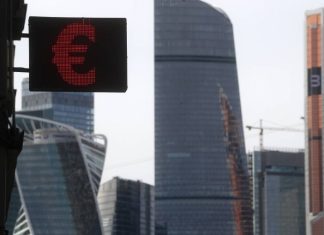 Курс евро поднялся выше 82 рублей