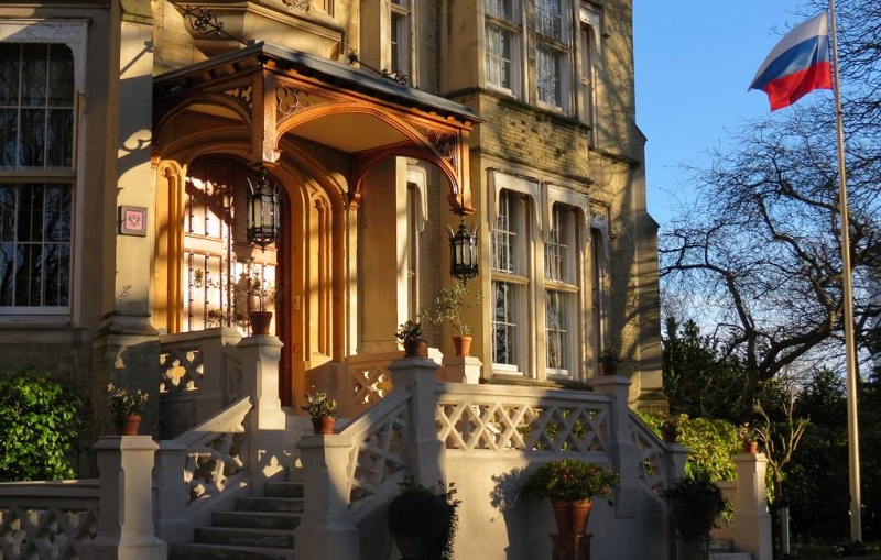 Посол РФ считает бессмыслицей утверждения Лондона о попытках похитить данные о вакцине