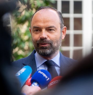 Премьер-министр Франции подал в отставку после неудачи на региональных выборах