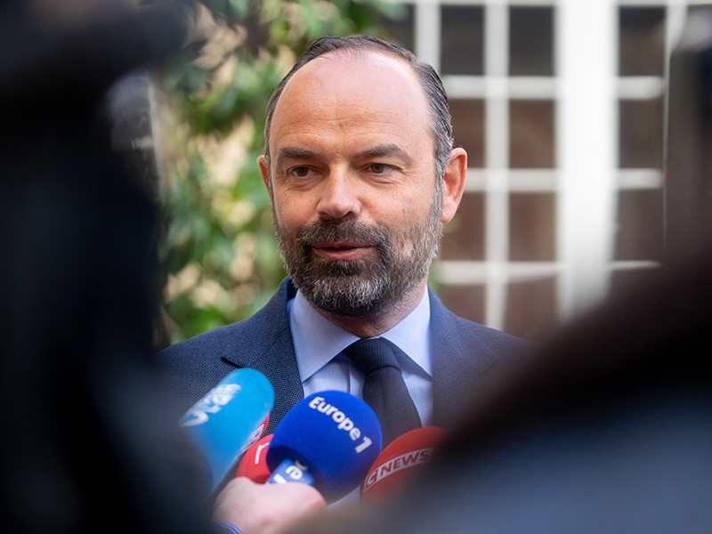 Премьер-министр Франции подал в отставку после неудачи на региональных выборах