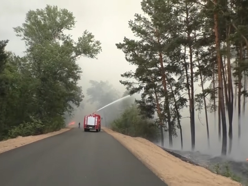 Природный пожар на востоке Украины уничтожил более 100 домов, есть жертвы (ВИДЕО)