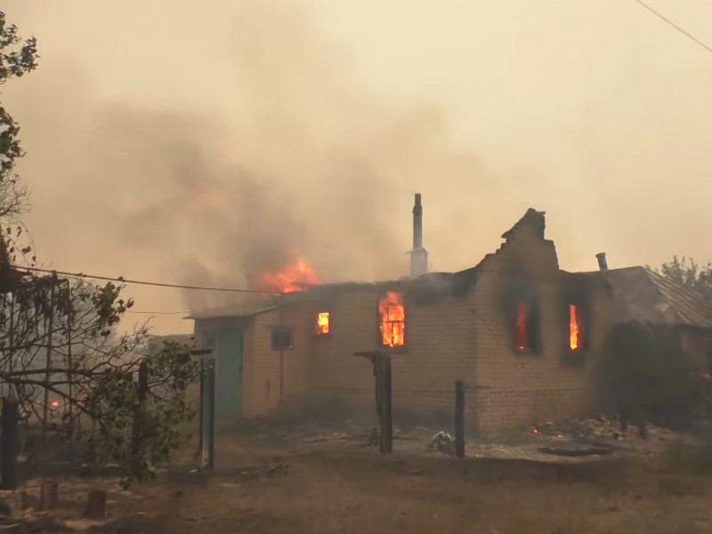 Природный пожар на востоке Украины уничтожил более 100 домов, есть жертвы (ВИДЕО)