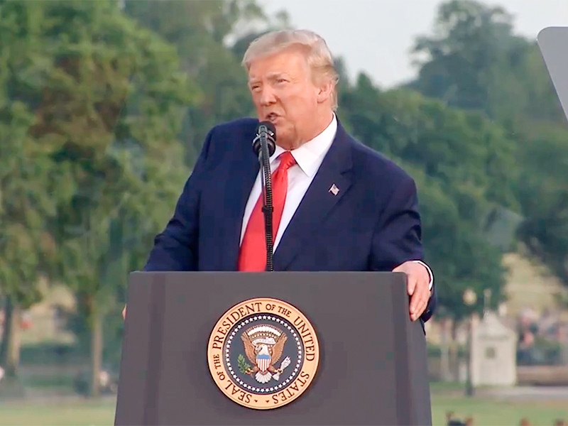 Протестующие сожгли флаг США после выступления Трампа в День независимости