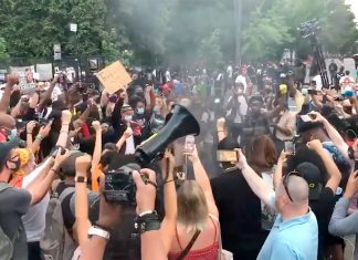 Протестующие сожгли флаг США после выступления Трампа в День независимости