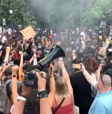 Протестующие сожгли флаг США после выступления Трампа в День независимости