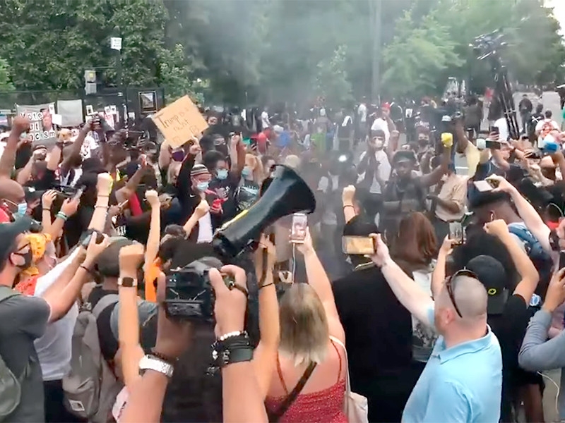 Протестующие сожгли флаг США после выступления Трампа в День независимости