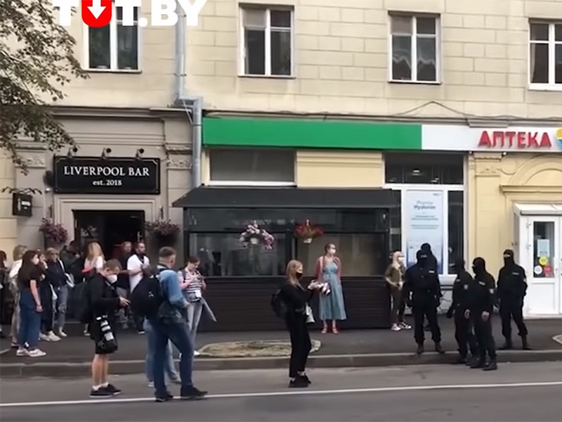 Силовики разогнали у здания ЦИК в Минске километровую очередь протестующих против недопуска оппозиционеров к выборам (ВИДЕО)