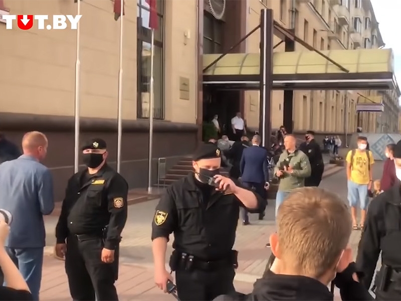 Силовики разогнали у здания ЦИК в Минске километровую очередь протестующих против недопуска оппозиционеров к выборам (ВИДЕО)