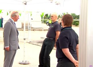 Сотрудник супермаркета в Бристоле упал в обморок при виде принца Чарльза