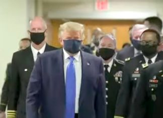 Трамп впервые c начала пандемии появился на публике в защитной маске