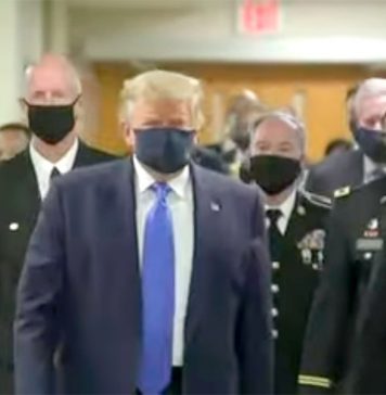 Трамп впервые c начала пандемии появился на публике в защитной маске