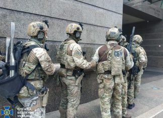 СБУ взяла штурмом отделение банка в Киеве, которое угрожал взорвать называющий себя «святым духом» захватчик (ВИДЕО)