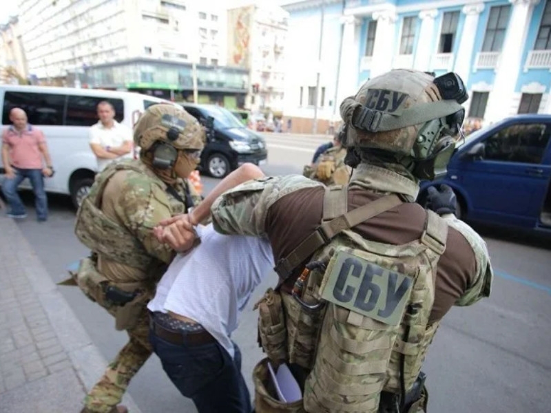 СБУ взяла штурмом отделение банка в Киеве, которое угрожал взорвать называющий себя "святым духом" захватчик (ВИДЕО)