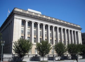 США вводят санкции против главы администрации Гонконга и других высщих чиновников города