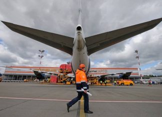 Топливозаправочная машина столкнулась с самолетом в Шереметьево