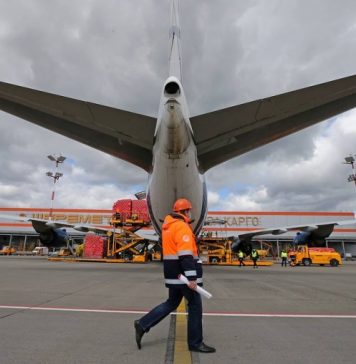 Топливозаправочная машина столкнулась с самолетом в Шереметьево