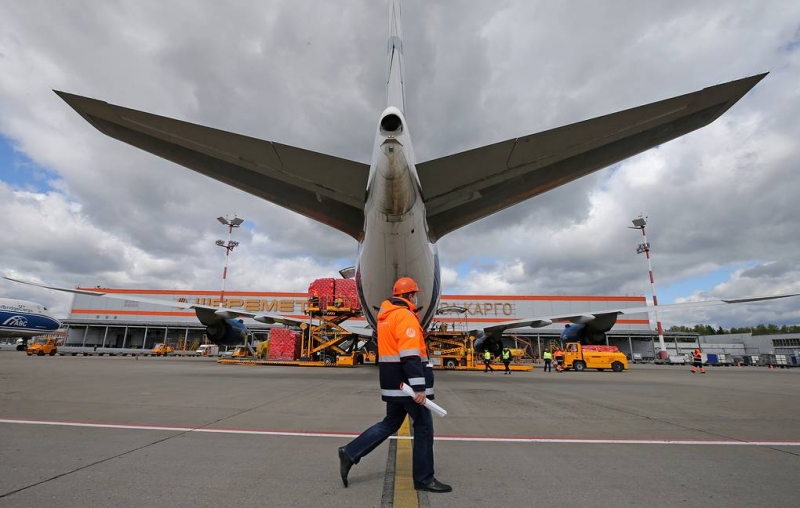 Топливозаправочная машина столкнулась с самолетом в Шереметьево

