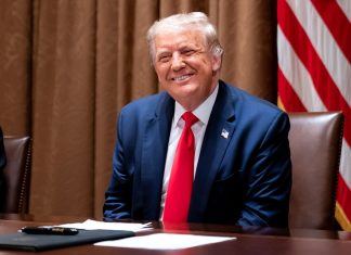 Трампу не удается хорошо помыть голову из-за слабого напора воды. Проблему решат, увеличив при этом выброс парниковых газов