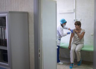 Вирусолог рассказал, кому противопоказана вакцинация от коронавируса