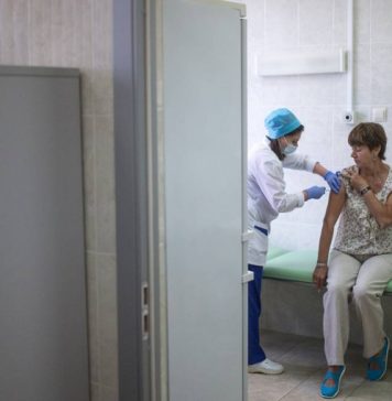 Вирусолог рассказал, кому противопоказана вакцинация от коронавируса