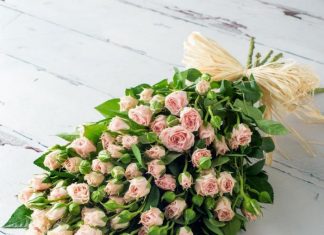 Кому можно дарить кустовые розы